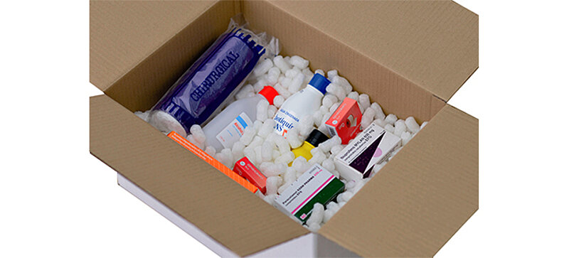 Ein Karton mit Medikamenten und länglichen Bio-Verpackungschips