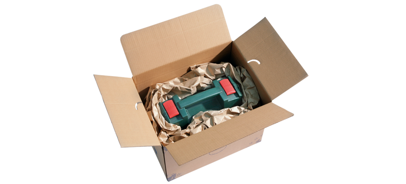 Ein Karton mit einer Werkzeugbox und braunen Papierpolstern