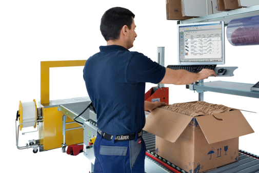 Ein Mann arbeitet an einer Verpackungsintegration