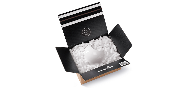 Ein Karton mit einer Kaffeekanne und länglichen Bio-Verpackungschips